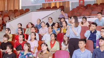 Các nhân viên y tế tham gia phiên thảo luận và giải đáp thắc mắc tương tác