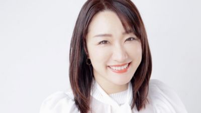 白いブラウスの肖像画で笑顔の歯科医