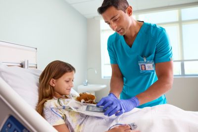 Paediatrische Patientin im Bett mit Telemetrie Monitor