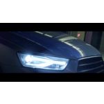 Lumina albă clară și strălucitoare învinge întunericul