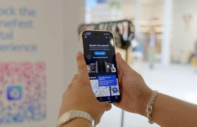Person nutzt HomeID App auf dem Smartphone