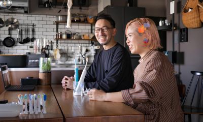 ソニッケアー製品を使ってキッチンで話すエリと野戸谷直樹