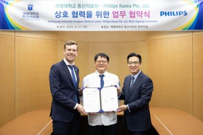 Representatives from Philips Korea and Dongsan Medical Center hold signed MOU documents during a ceremony