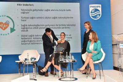 Philips representatives demonstrating digital health technology during the Türkiye Health Trends Research event