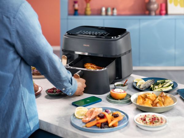 People eating a dinner prepared with Philips Airfryer Dual Basket