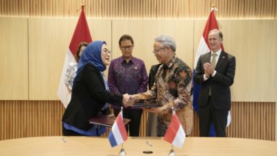 Astri R. Dharmawan dan Kunta Wibawa Dasa Nugraha berjabat tangan saat penandatanganan MoU di Jakarta