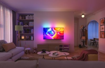 QLED-Fernseher mit Ambilight im Wohnzimmer