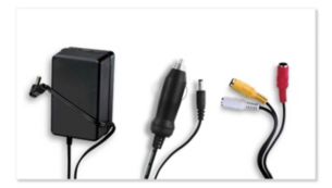 Netzteil, Autoadapter und AV-Kabel im Lieferumfang