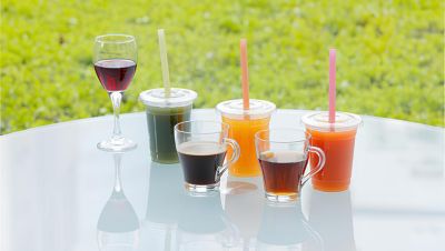 ガラステーブルの歯の着色に伴うさまざまな飲み物