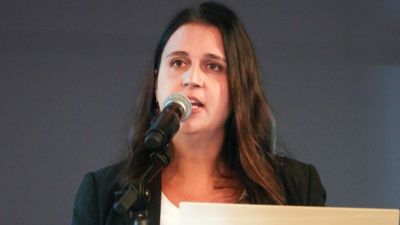 기자간담회에서 발표하는 Cecilia Grandi 퍼스널 헬스 마케팅 리더