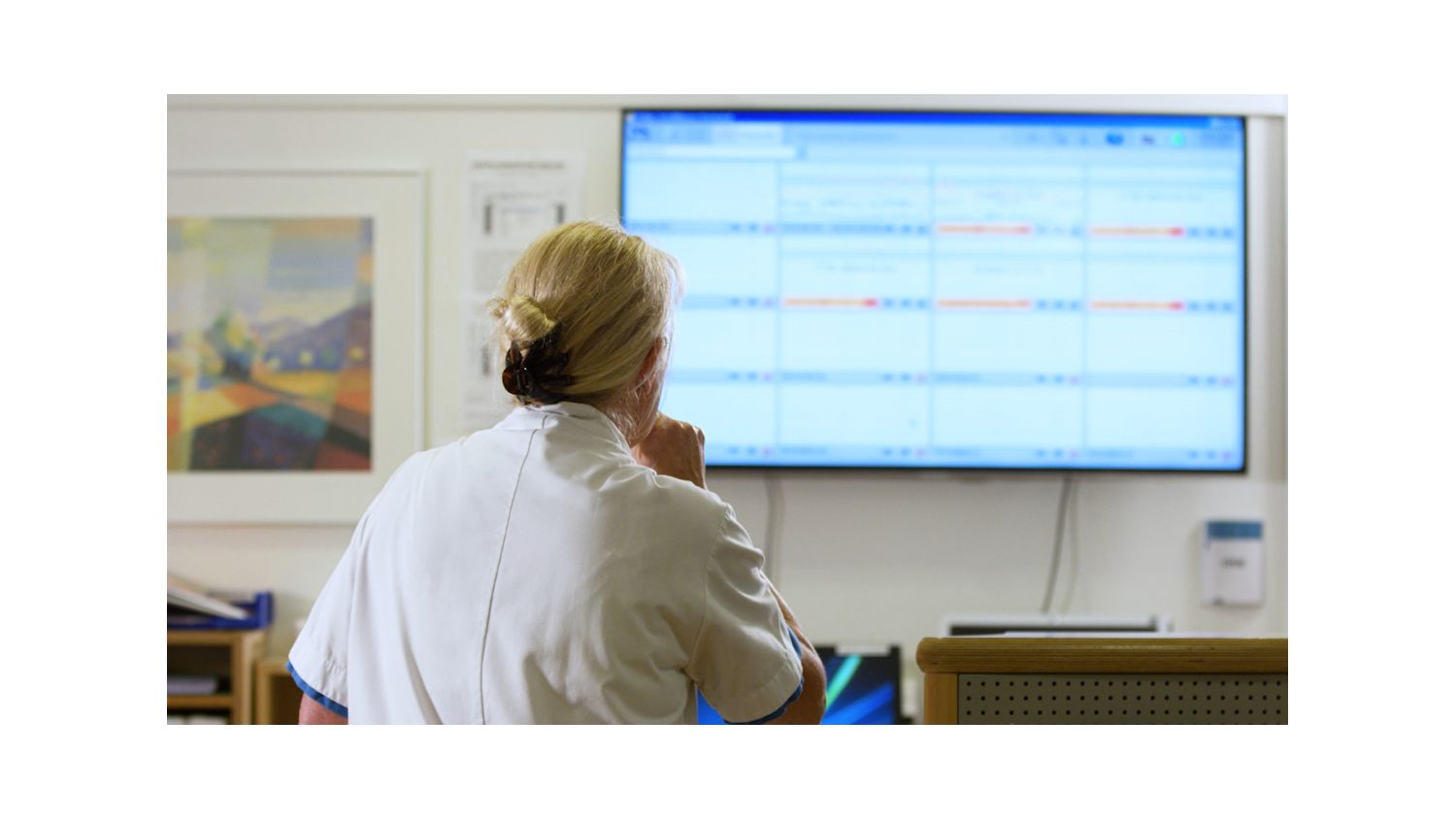 Clinician using Intellispace Perinatal
