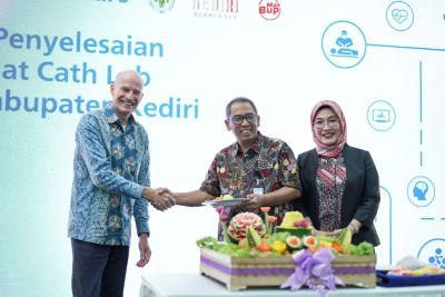 Bert van Meurs presenting a ceremonial tumpeng to the Director of RSUD Kediri during the Cath Lab installation ceremony
