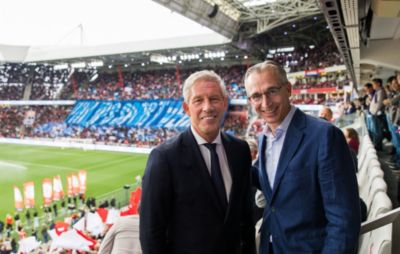 Roy Jakobs, CEO Philips, samen met Marcel Brands, algemeen directeur PSV