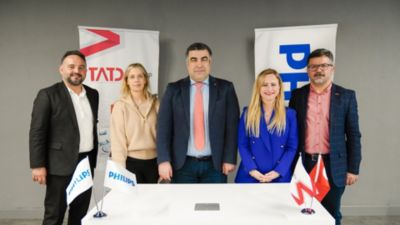 Türkiye'deki depremzedelere tıbbi cihaz ulaştırmak için ortaklarıyla birlikte çalışan Philips Foundation (Philips Vakfı)