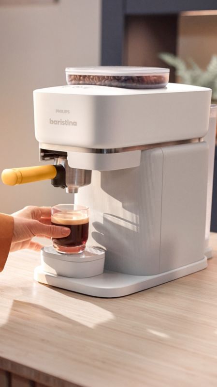 Машина Philips Baristina на кухненския плот.