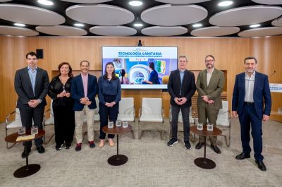 Un panel de expertos en atención médica presentando los resultados de un estudio sobre la experiencia del paciente.