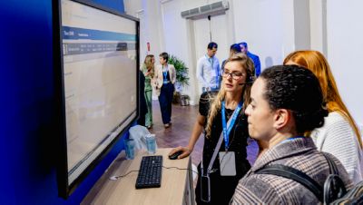 Profissionais de saúde explorando uma plataforma de saúde digital durante uma demonstração de tecnologia