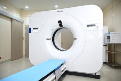 เครื่องเอกซเรย์คอมพิวเตอร์สเปกตรัม Philips Spectral CT ที่ติดตั้งในห้องรังสีวิทยาของโรงพยาบาล