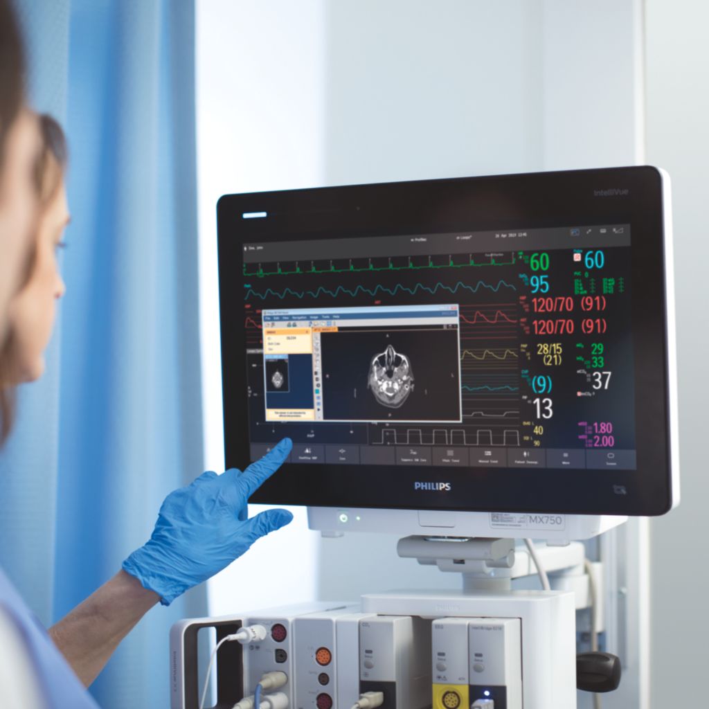 clinician using intellivue MX750 in ICU