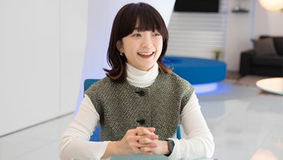 ソニッケアーのオーラルケア面接中に笑顔を浮かべる女性