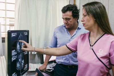 Profesional de la salud utilizando Mamotest
