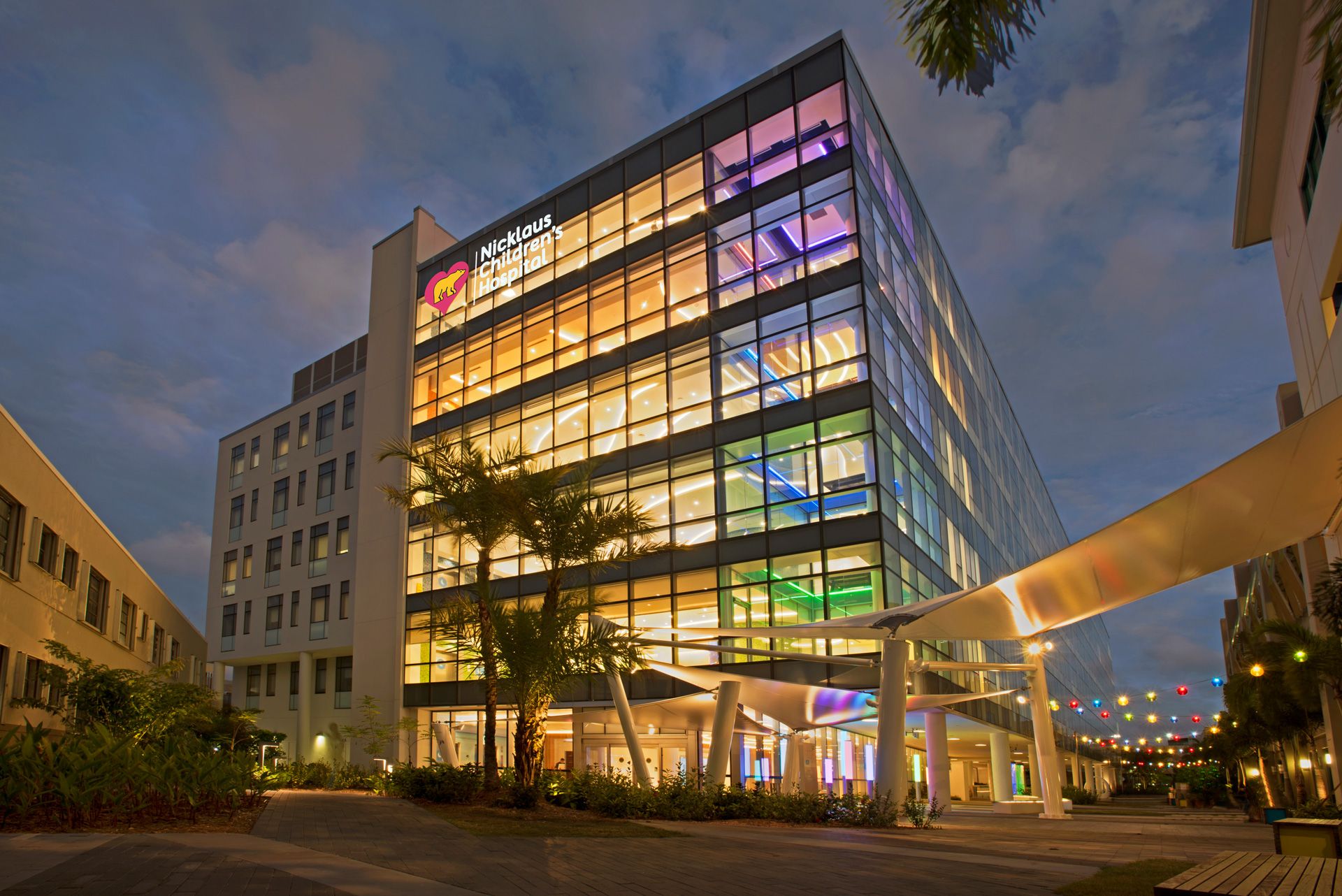 Exterior do Nicklaus Children's Hospital ao anoitecer