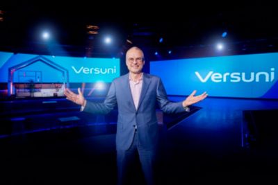 CEO Henk S de Jong on stage presenting Versuni to global employees