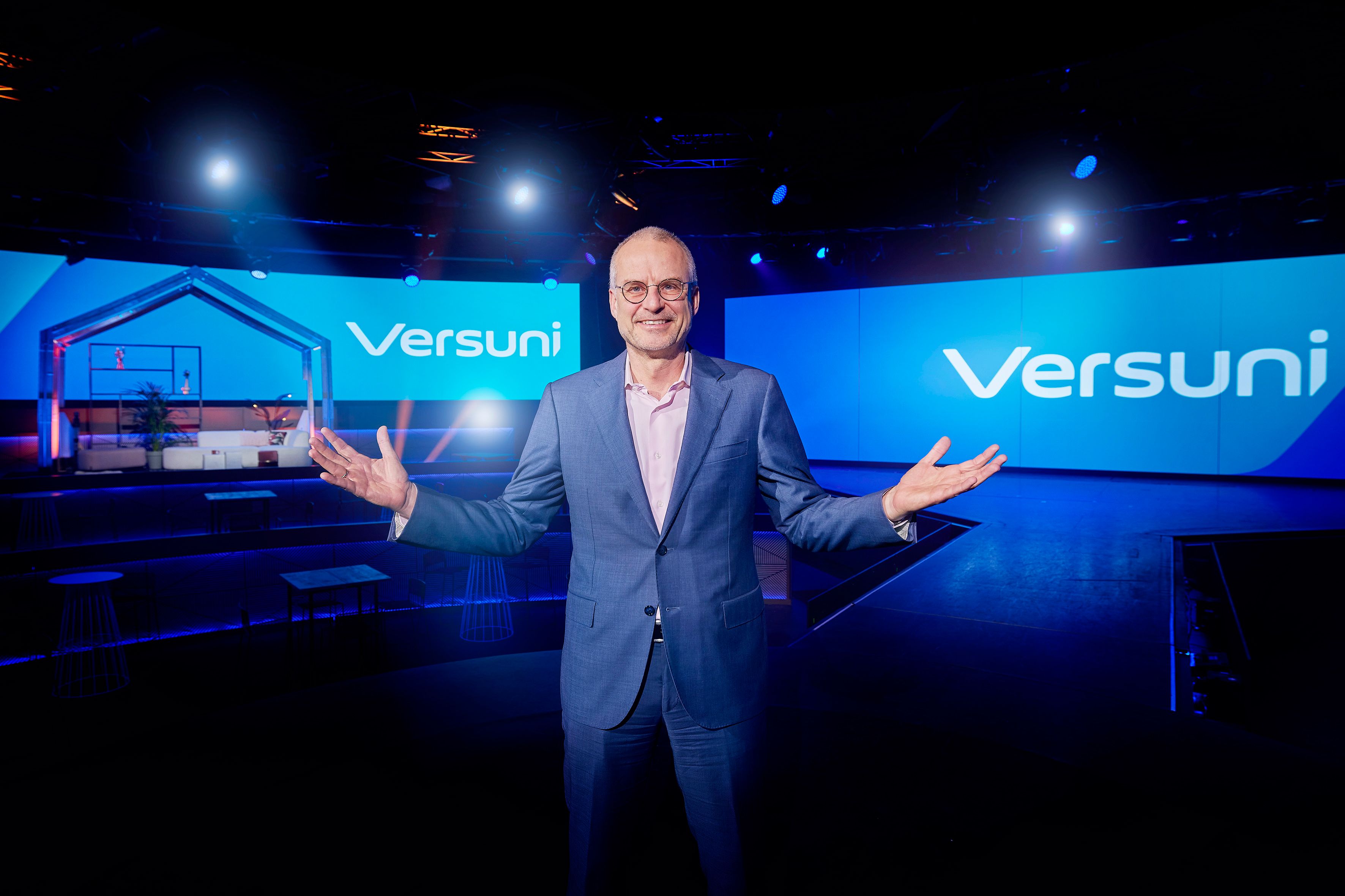 CEO Henk S de Jong on stage presenting Versuni to global employees