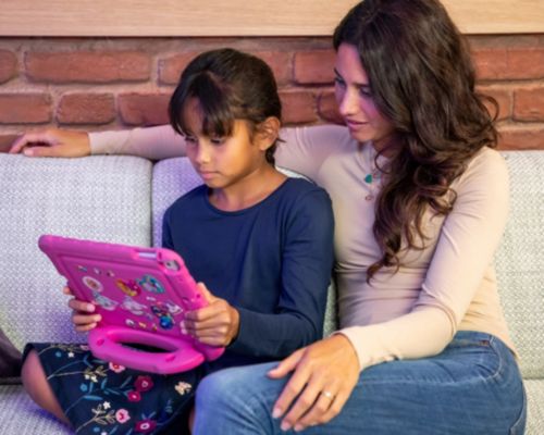 Une mère et son enfant jouent avec l’application Scan Buddy pour se préparer à l’examen IRM depuis la maison