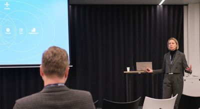 Spreker geeft presentatie over mensgericht design bij Philips