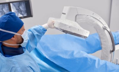 جرّاح يستخدم جهاز Philips Zenition 10 C-arm المتنقل أثناء الجراحة