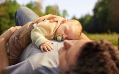 Das Baby schläft draußen mit Schnuller