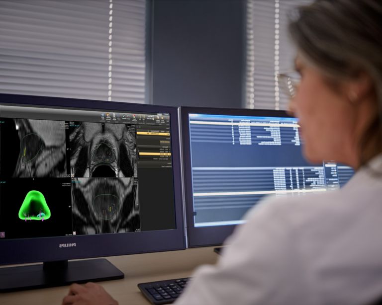 técnico olhando para um monitor