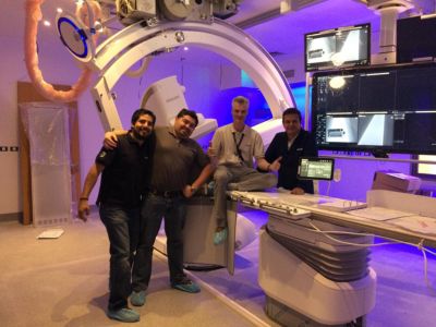 Mario Brouchy con colegas durante la instalación del sistema Philips Azurion en un entorno clínico