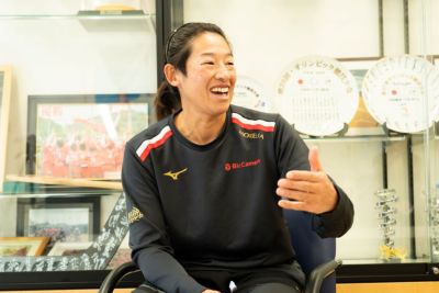 オーラルケアと運動能力についてインタビュー中に笑顔で笑顔を浮かべる上野由紀子