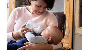 A tetina liberta leite quando o bebé bebe ativamente