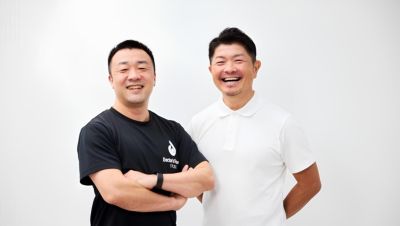 スタジオで一緒にポーズをとる宮脇先生とインストラクター