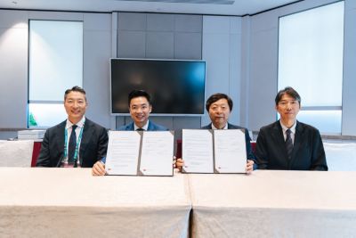 Representatives from Philips and the Asian Society of Cardiovascular Imaging display the signed memorandum of understanding in Singapore
