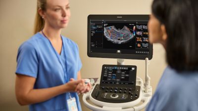 Consulta con una paciente utilizando el ecógrafo Philips Affiniti