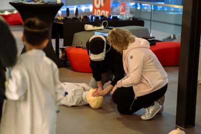 Bezoekers oefenen reanimatie met VR-bril bij Philips HealthLab