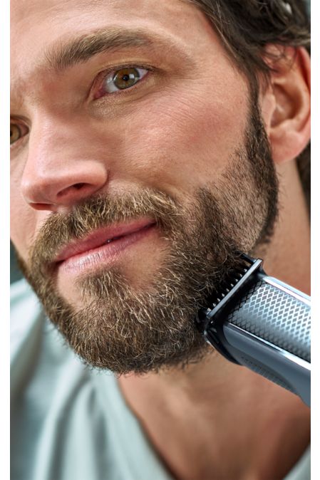 Mand barberer sit skæg