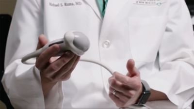 Доктор Майкл Рума демонстрирует ультразвуковой 3D-датчик Philips V9-2