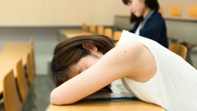 講義中に教室で寝ている学生