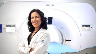 Médico de pie frente al sistema Philips Spectral CT 7500