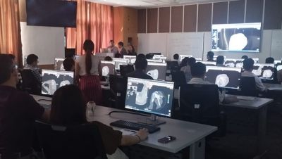 Các bác sĩ thực hành chẩn đoán cơ xương khớp bằng hệ thống lưu trữ và truyền hình ảnh Philips Vue PACS