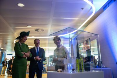 Philips-CEO Roy Jakobs en koningin Máxima bij Philips Amsterdam