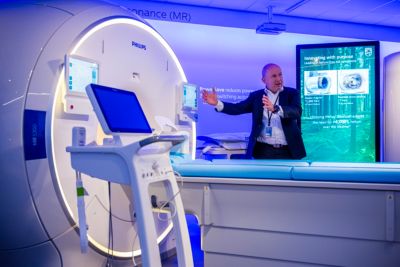Philips-expert presenteert MRI-systeem met BlueSeal-technologie