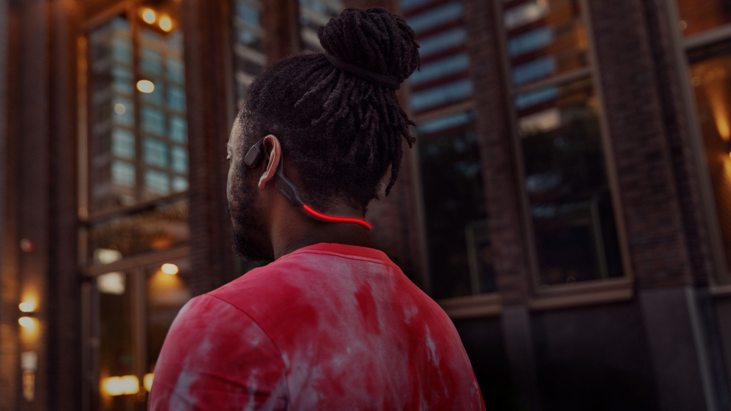 Open-ear fejhallgat&oacute;t viselő sportol&oacute;