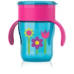 Aide l'enfant à apprendre à boire comme un grand