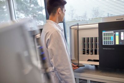 Wetenschapper die laboratoriummateriaal in werking stelt